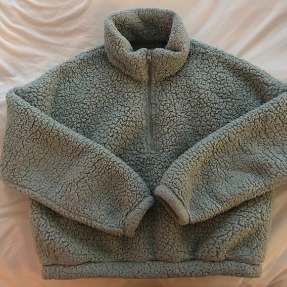 Hollister sweater - Picture 2 of 4